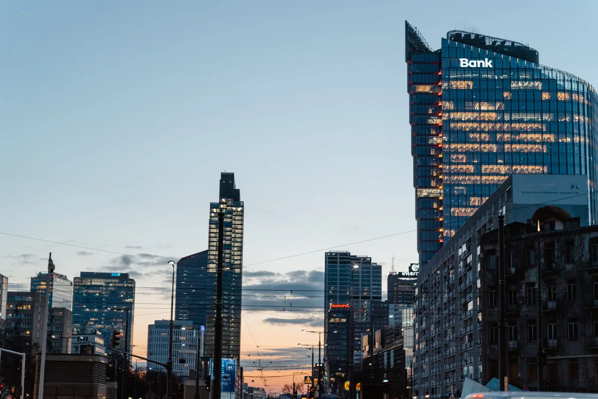 Torre de banco em distrito financeiro ao anoitecer