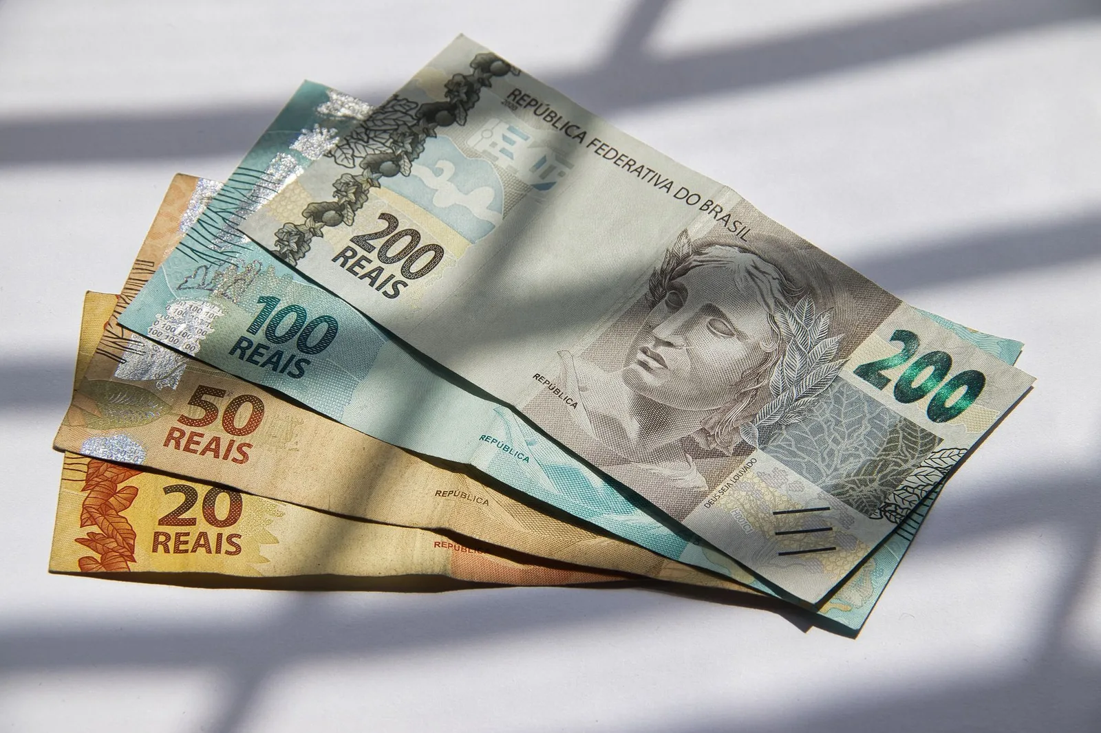 Notas de real brasileiro de diferentes valores