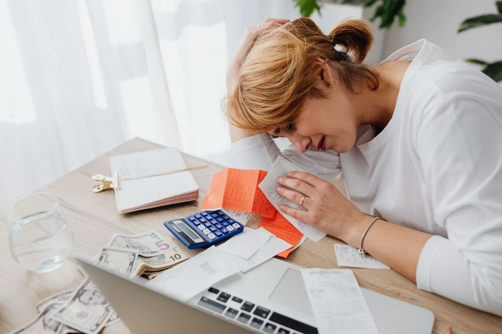Empreendedora confere contas e recibos com calculadora
